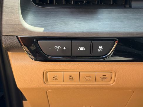 Used 2024 Kia Carnival EX FWD image 10