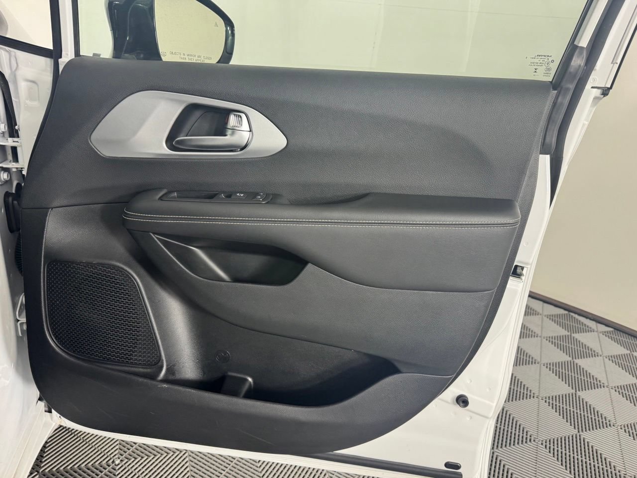 Used 2025 Chrysler Pacifica Limited FWD image 29