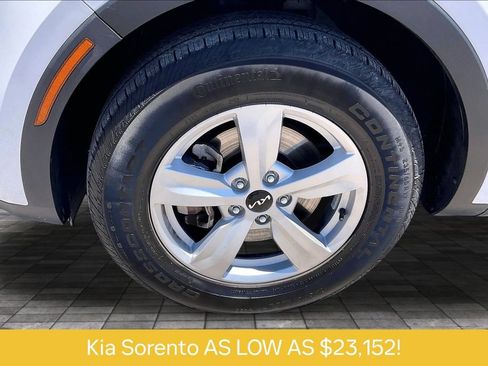 Used 2023 Kia Sorento LX FWD image 9