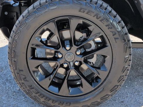 Used 2025 Jeep Gladiator Sport AWD/4WD image 11