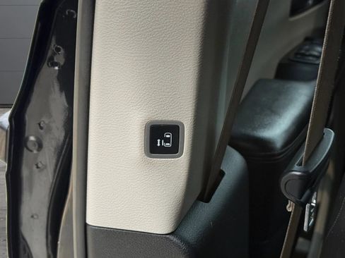 Used 2019 Chrysler Pacifica Touring-L FWD image 20