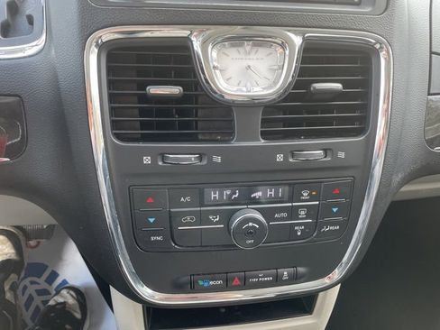 Used 2014 Chrysler Town & Country Touring image 30