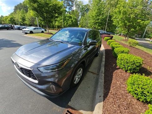 Used 2021 Toyota Highlander L image 4