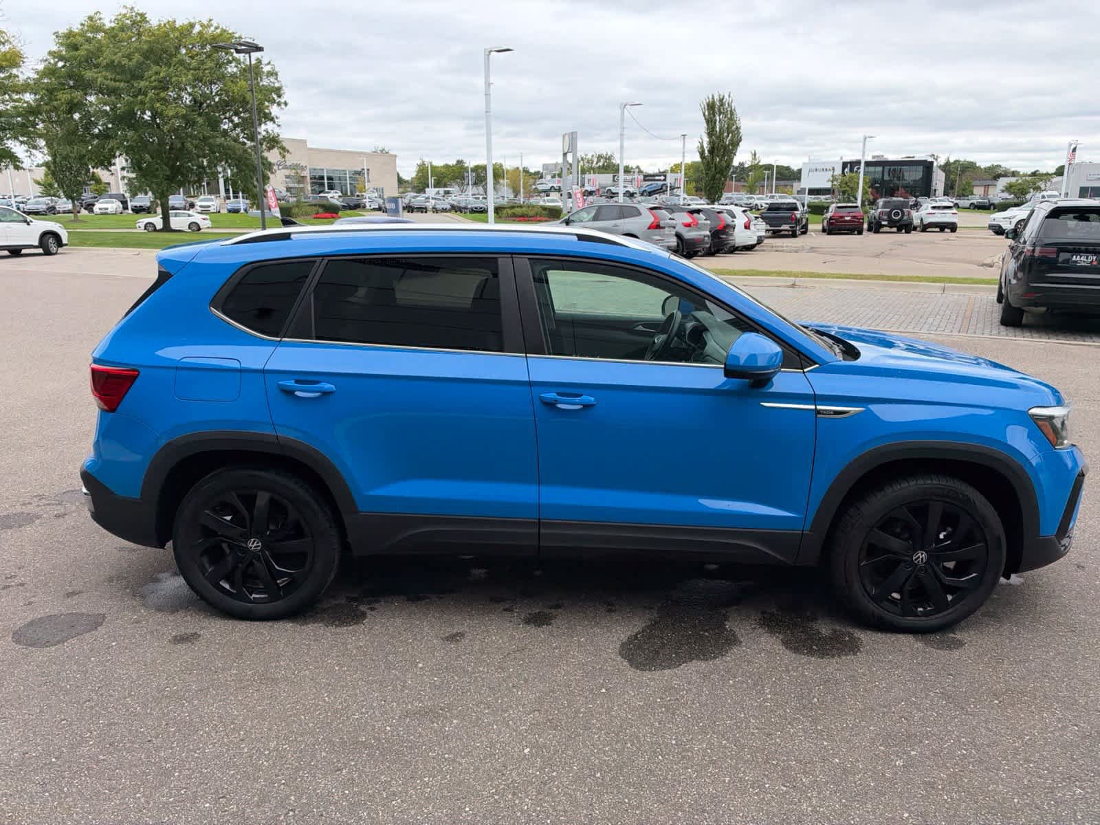 Used 2023 Volkswagen Taos SE w/ Panoramic Sunroof Package AWD/4WD image 6