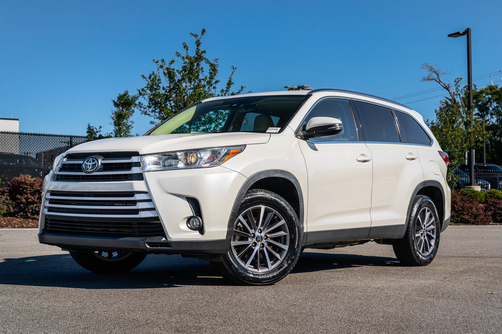 Used 2019 Toyota Highlander XLE FWD image 3