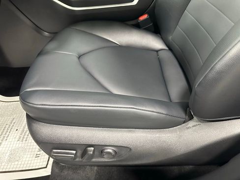Used 2025 Toyota Highlander XLE AWD/4WD image 14