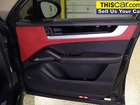 Used 2024 Porsche Cayenne image 32