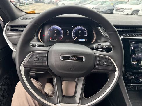 Used 2025 Jeep Grand Cherokee Altitude AWD/4WD image 21