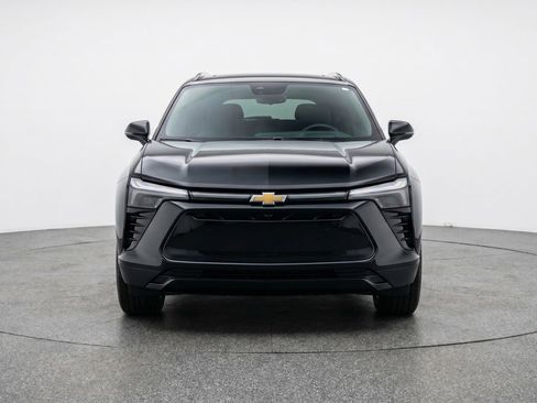 Used 2025 Chevrolet Blazer LT FWD image 2