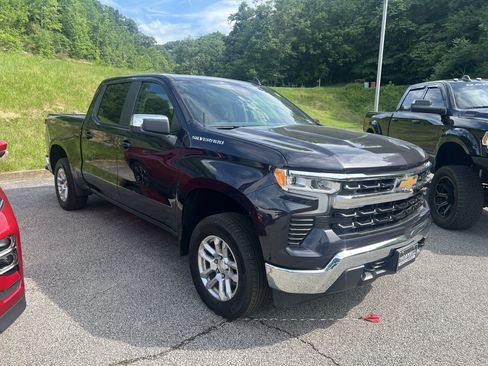 Used 2023 Chevrolet Silverado 1500 LT AWD/4WD image 3
