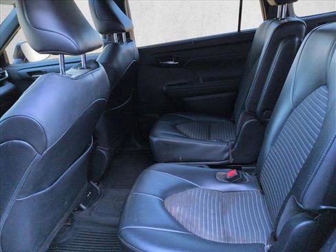 Used 2021 Toyota Highlander XSE image 16