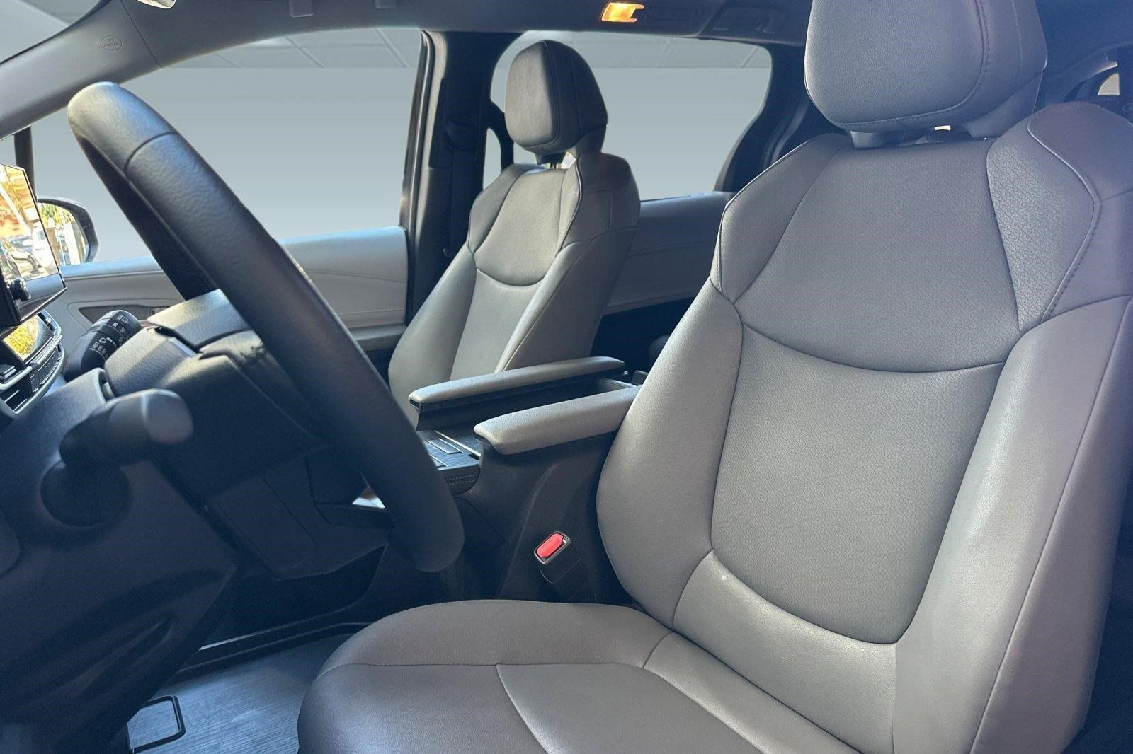 Used 2026 Toyota Sienna XLE FWD image 5