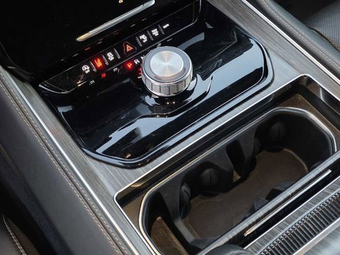 Used 2024 Jeep Wagoneer Series II w/ Flexible Seating Group image 27