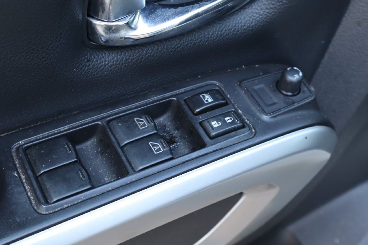 Used 2018 Nissan Titan SV w/ SV Convenience Package RWD image 19