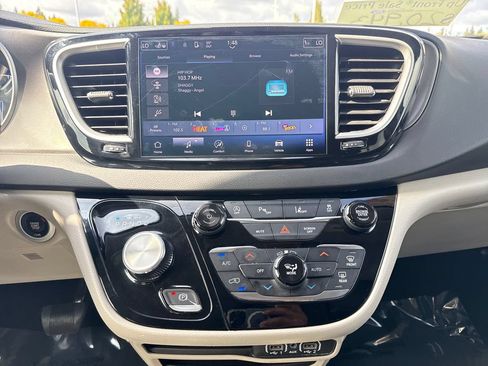 Used 2024 Chrysler Pacifica Touring-L FWD image 27