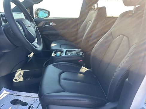 New 2026 Chrysler Pacifica Select image 9
