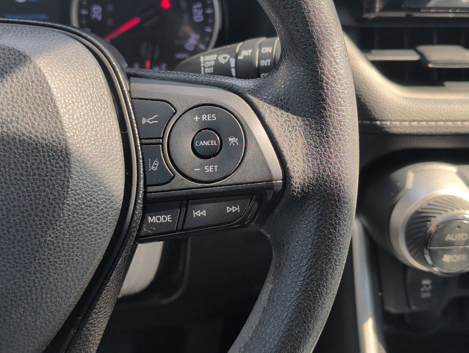 Used 2021 Toyota RAV4 XLE w/ Convenience Package FWD image 15