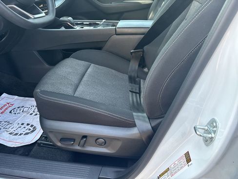 Used 2024 Nissan Rogue SV FWD image 24