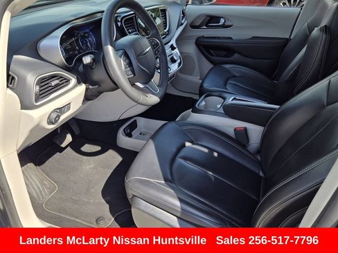 Used 2023 Chrysler Pacifica Touring-L FWD image 18