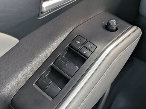 Used 2023 Toyota Highlander XLE FWD image 38