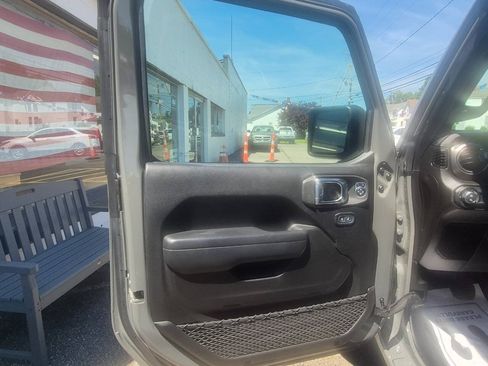 Used 2023 Jeep Gladiator Sport AWD/4WD image 9