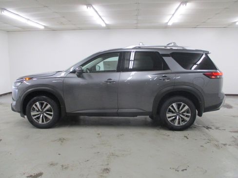 New 2025 Nissan Pathfinder SL image 2