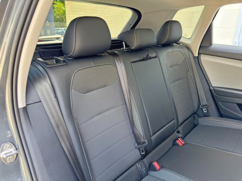 Used 2022 Volkswagen Taos SE w/ Panoramic Sunroof Package AWD/4WD image 32