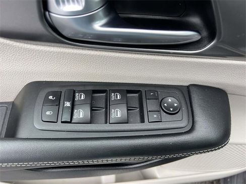 Used 2022 Chrysler Pacifica Touring-L w/ Uconnect Theater Family Group image 13