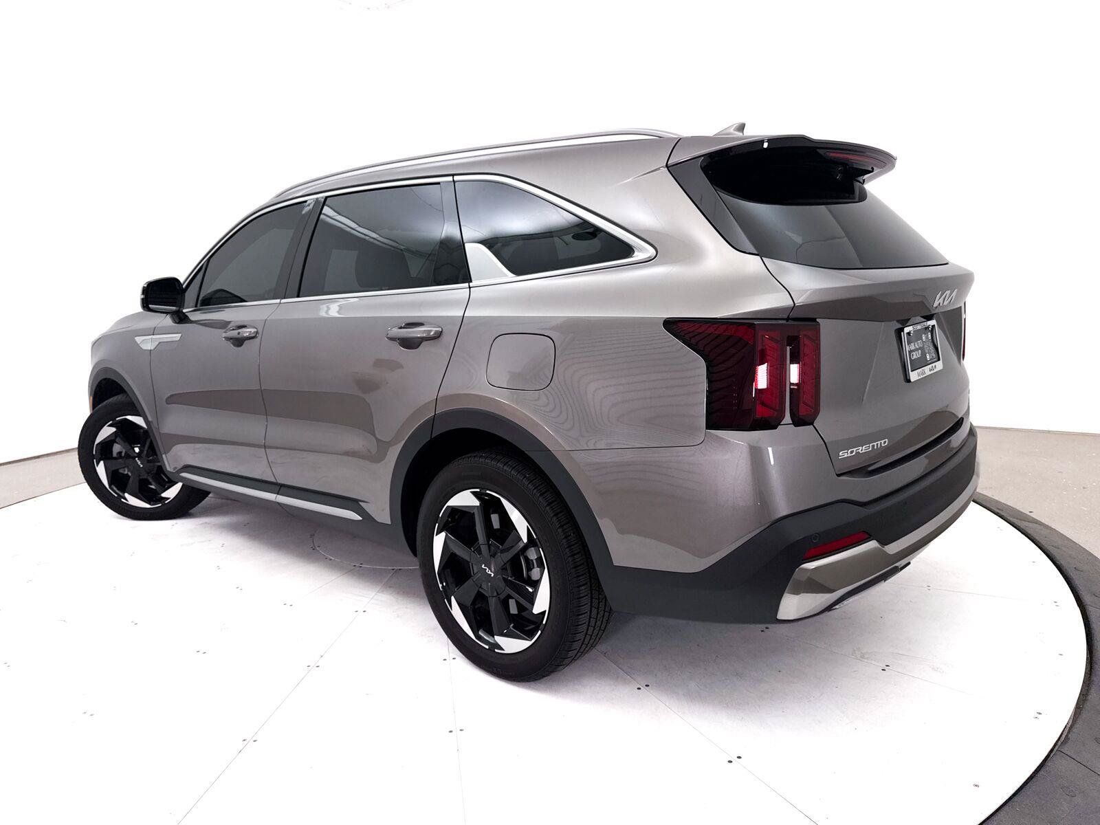 Used 2025 Kia Sorento EX FWD image 2