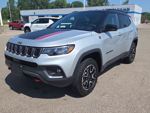 Used 2025 Jeep Compass Trailhawk AWD/4WD image 12