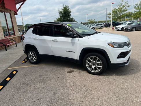 Used 2025 Jeep Compass Limited AWD/4WD image 3