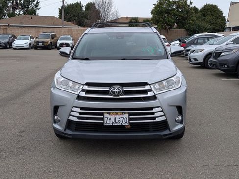 Used 2017 Toyota Highlander XLE image 2