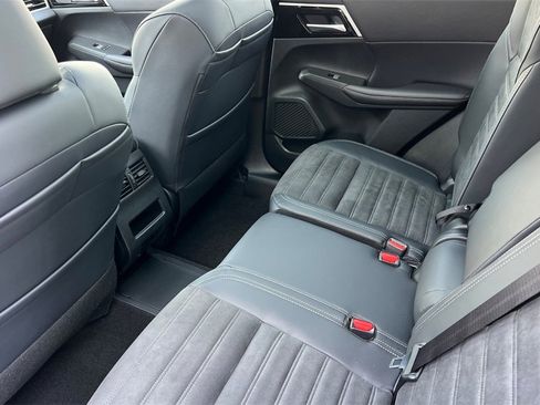 New 2025 Mitsubishi Outlander SE image 13