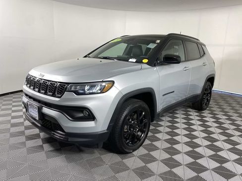 Used 2024 Jeep Compass Latitude w/ Sun and Sound Group AWD/4WD image 4
