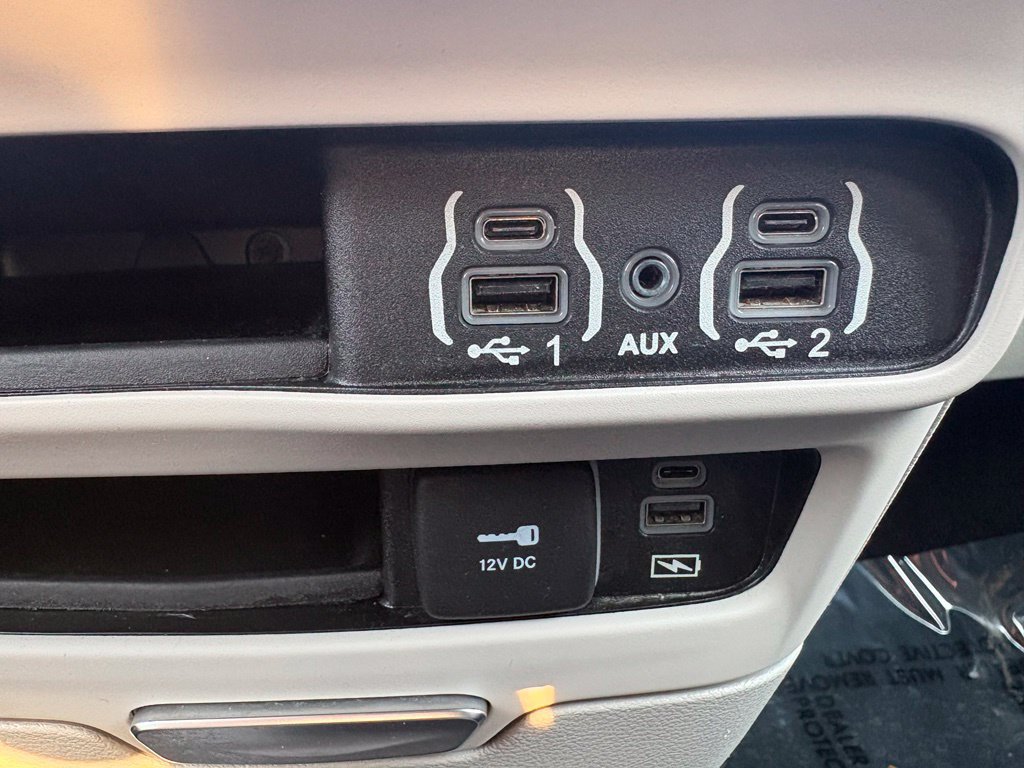 Used 2022 Chrysler Pacifica Touring-L FWD image 26