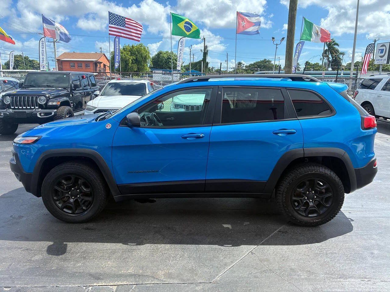 Used 2018 Jeep Cherokee Trailhawk AWD/4WD image 4