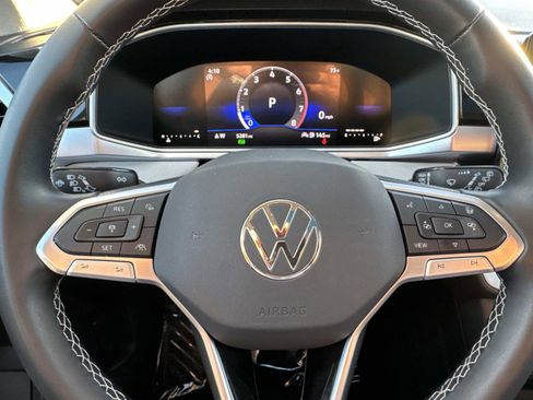 Certified 2025 Volkswagen Taos SE w/ Panoramic Sunroof Package FWD image 17