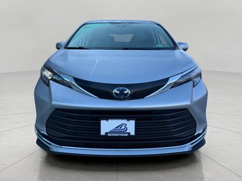 Used 2024 Toyota Sienna XLE image 3