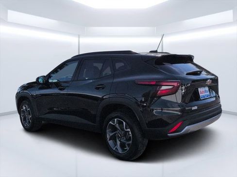 Used 2026 Chevrolet Trax LT FWD image 5