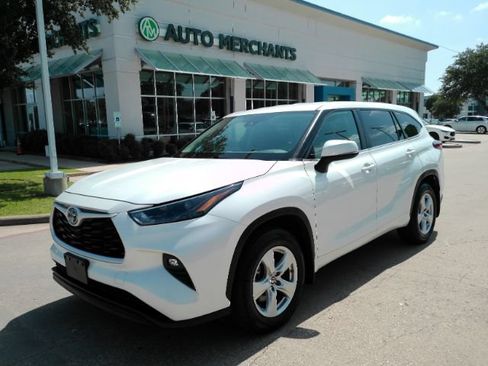 Used 2023 Toyota Highlander LE FWD image 1