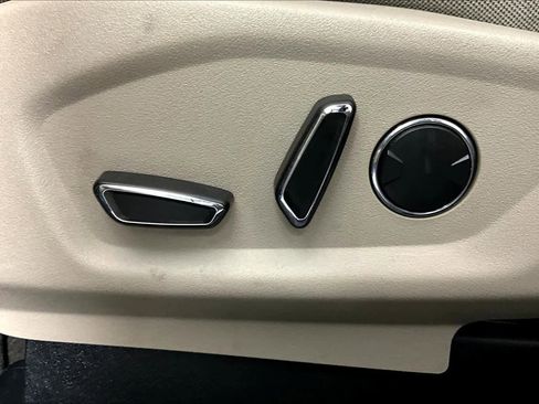 Used 2018 Ford Explorer XLT image 33