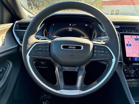 New 2025 Jeep Grand Cherokee Limited w/ Luxury Tech Group II image 12