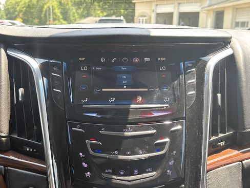 Used 2016 Cadillac Escalade ESV Luxury AWD/4WD image 22