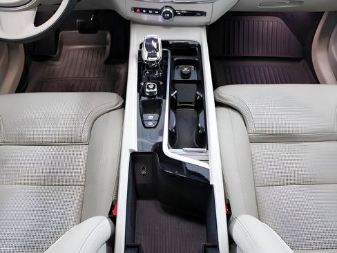 Certified 2023 Volvo XC60 B5 Ultimate w/ Climate Package image 42