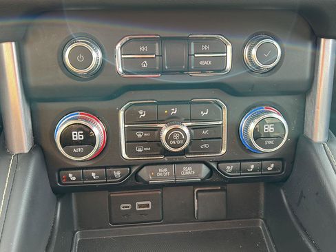 Used 2024 GMC Yukon XL SLT image 17