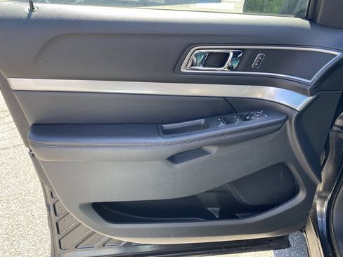 Used 2017 Ford Explorer XLT w/ Equipment Group 202A AWD/4WD image 11
