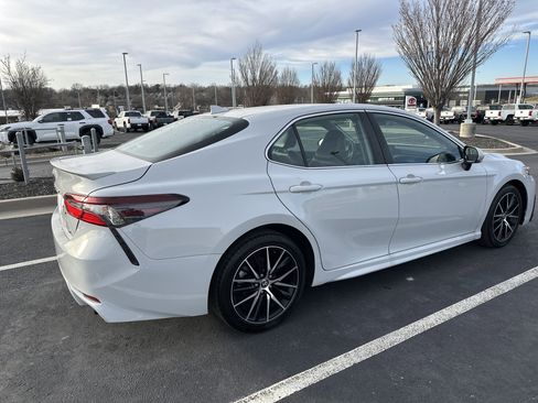 Used 2023 Toyota Camry SE image 10