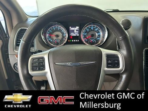 Used 2015 Chrysler Town & Country Touring-L w/ Driver Convenience Group image 16