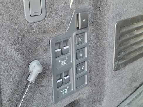 Used 2023 Land Rover Discovery Metropolitan Edition image 14