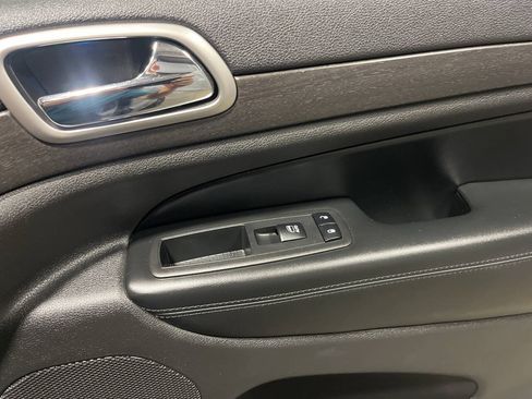 Used 2017 Jeep Grand Cherokee Altitude AWD/4WD image 15